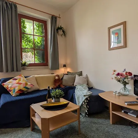 Ruhiges In Altstadt Mit Gartenblick & Sofa شقة